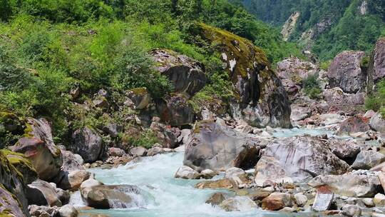 四川甘孜南门关沟爱德嘉峰雪山河流生态风光