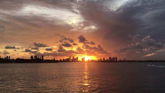 海面城市夕阳波光粼粼