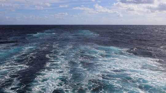 海上游轮船尾波浪花升格