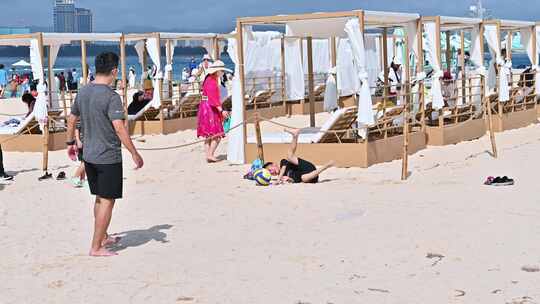 海南三亚白沙滩上旅游度假的游客