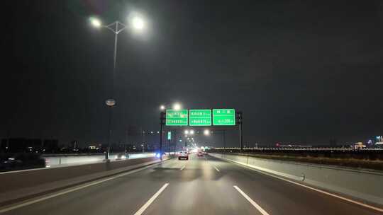 城市夜晚夜景开车第一视角汽车窗外沿途风景