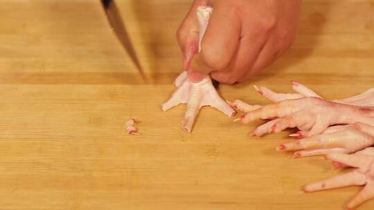 厨师处理鸡爪子 (3)