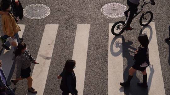 繁华城市路口斑马线人群过马路脚步视频素材模板下载