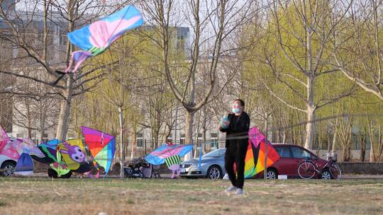 4k春天公园放风筝天上的风筝