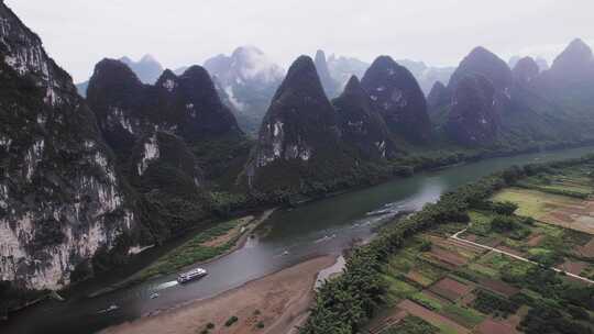 桂林山水烟雨漓江兴坪古镇航拍风光4K