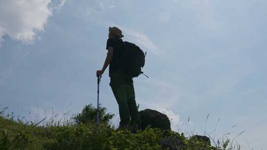 男子户外徒步眺望远方
