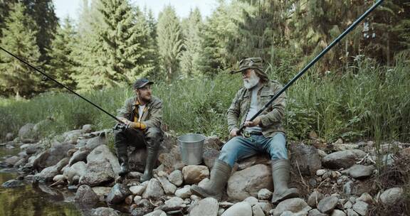 两个人坐在河边钓鱼聊天