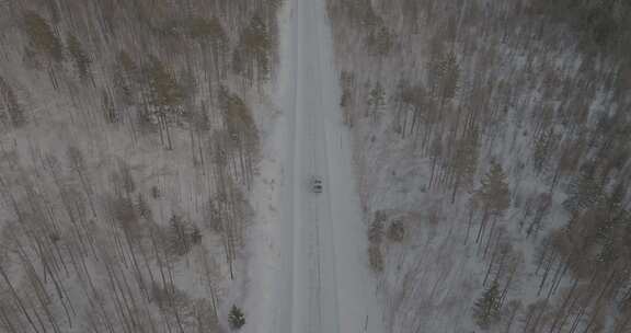 行驶在冰雪道路的汽车