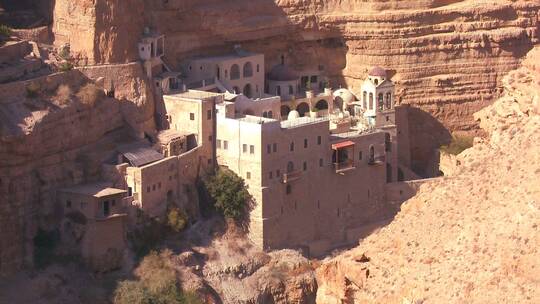 悬崖峭壁上的美丽的基督教圣乔治修道院视频素材模板下载