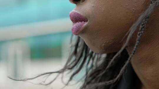 性感的年轻黑人女性的嘴唇