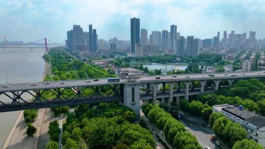 湖北武汉长江大桥航拍车流交通汉阳江滩公园视频素材模板下载