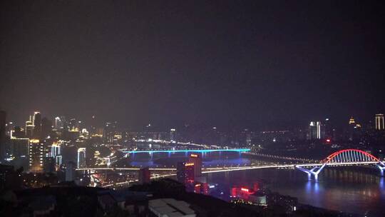 重庆鹅岭公园眺望重庆下雨夜景