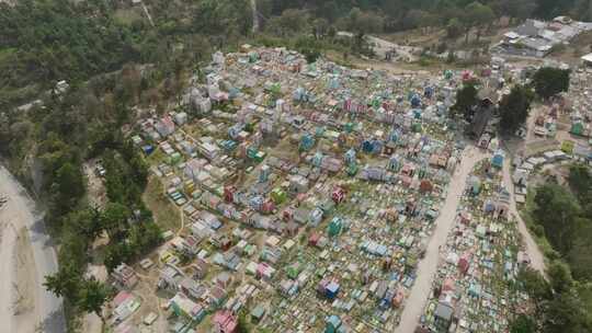 1997年，在奇奇卡斯特南戈市一个色彩缤纷的墓地上空从左到右移动的航拍镜头