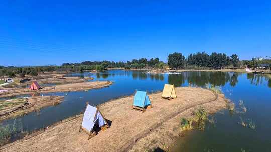 航拍俯拍晴空下的湿地公园唯美风景