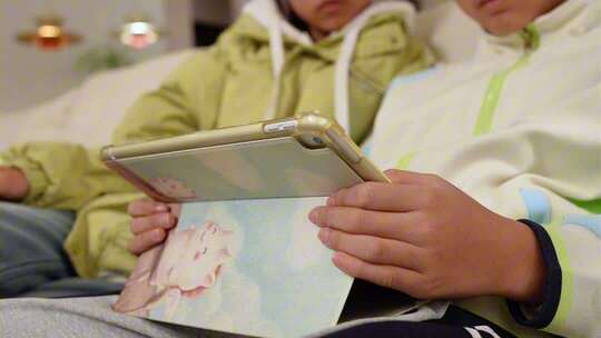 青少年孩子玩电子产品玩平板预防视力