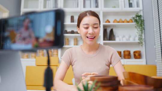 亚洲美女在家在线直播卖花瓶产品。视频素材模板下载