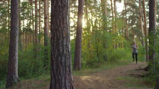 森林里跑步的女人