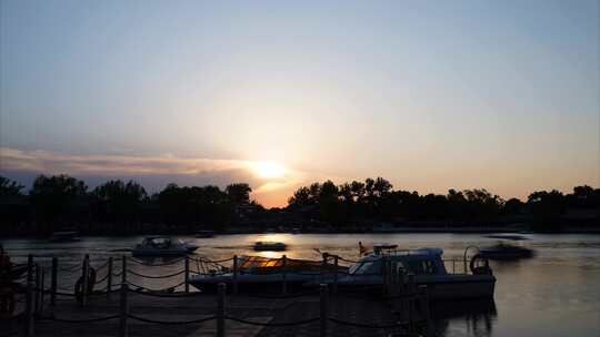 北京什刹海晚霞落日帆船游艇