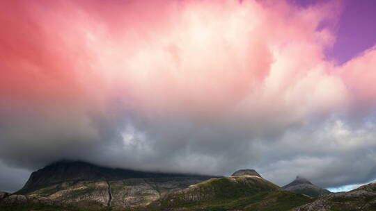 彩色云层经过山脉
