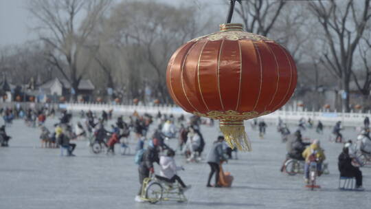 北京什刹海冰场滑溜冰车冬节日运动北方春节