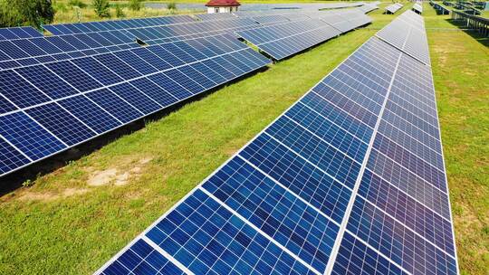 白天的太阳能电池板。能源发电农场的蓝色太阳能电池板。