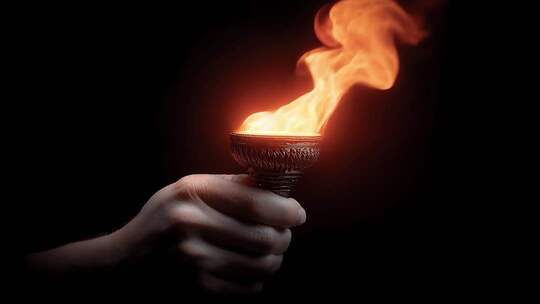 手持火炬照亮前路希望之光