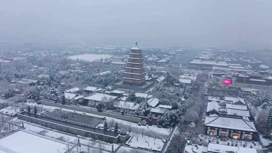 西安大雁塔下雪天