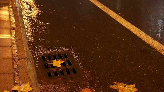 下雨城市下水道排水夜晚城市下雨