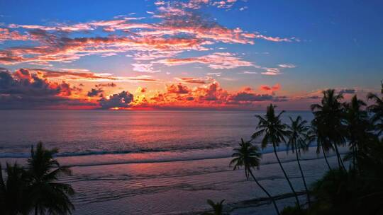 海滩上美丽的橙色落日