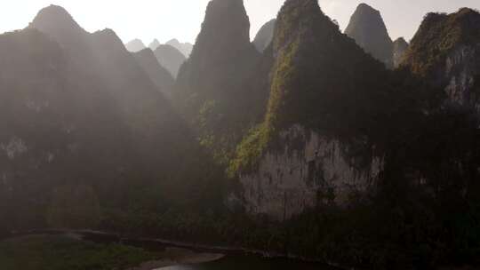 桂林山水风光日落时刻的阳光照耀