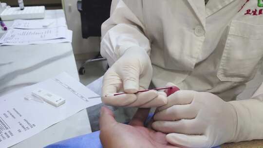 医生针扎手指抽血