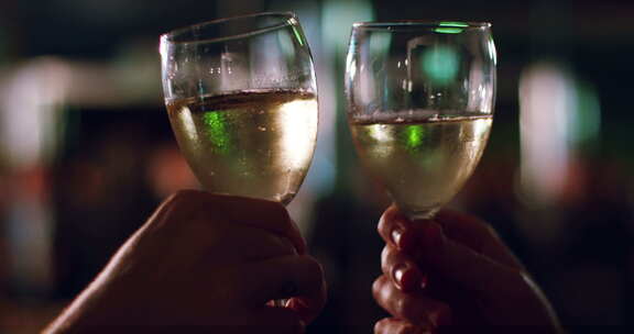 两个人在聚会上用一杯香槟干杯庆祝生日