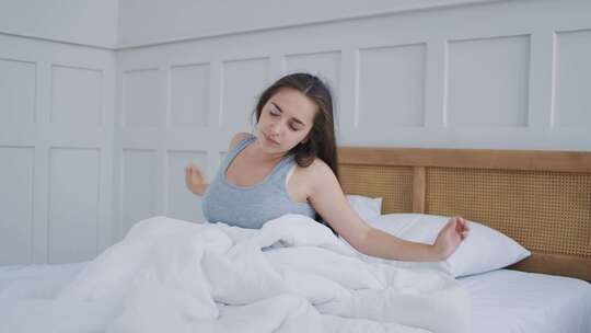 女主人清晨起床伸懒腰