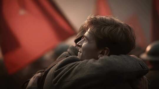 战火中的重逢喜悦士兵拥抱胜利微笑