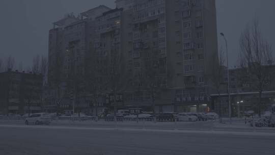 大雪天气城市夜景夜晚街道车辆行驶景象