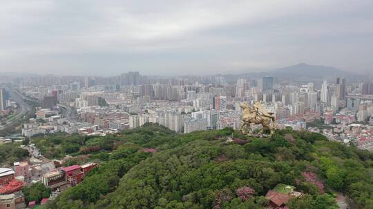 泉州郑成功雕像航拍丰泽区大坪山看市区阴天