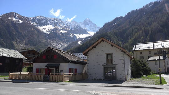 阿尔卑斯山脚下的村庄视频素材模板下载