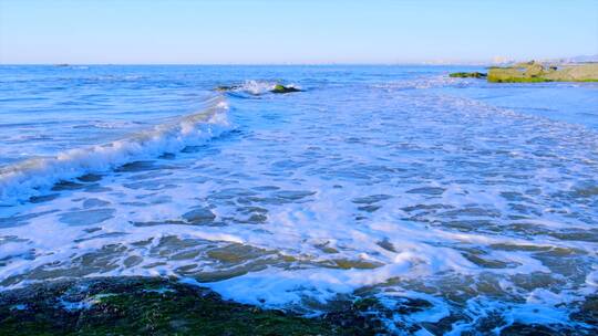 河北秦皇岛海边沙滩风吹海浪唯美自然慢镜头