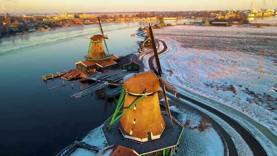 Zaanse Schans风车村的木制风力磨坊在冬季与雪景雪