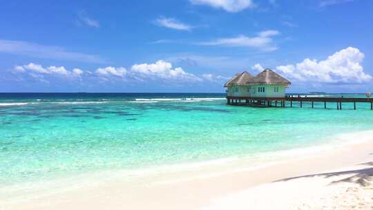 晴天马尔代夫大海、沙滩、水屋、沙滩椅视频素材模板下载