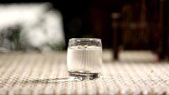 【镜头合集】高度白酒口杯玻璃杯倒酒 (6)