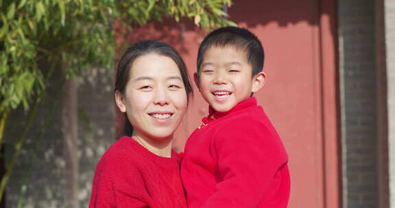 中国人母子家门口拜年新年快乐