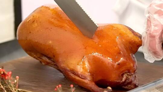 升格实拍美食制作中国美食厨师切一只烤鸭视频素材模板下载
