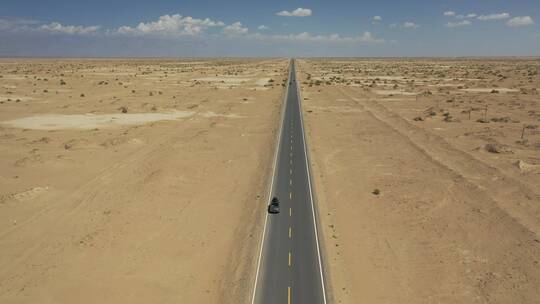 新疆塔克拉玛干沙漠戈壁公路汽车行驶视频素材模板下载