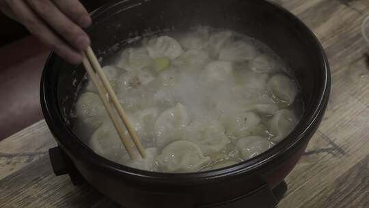 在煮饺子美食