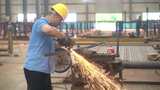 装备制造企业工厂车间电焊工人焊接作业高清在线视频素材下载