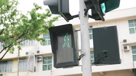 显示行人可以过马路的交通灯特写镜头