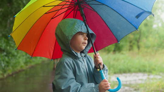 公园雨伞下的儿童庇护所