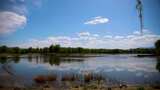 逆光拍摄湿地湖泊蓝天白云延时视频素材高清在线视频素材下载