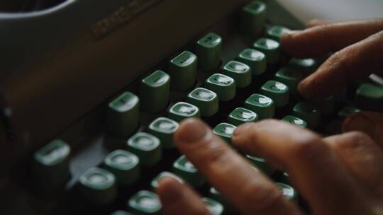 在打字机上打字的手部特写